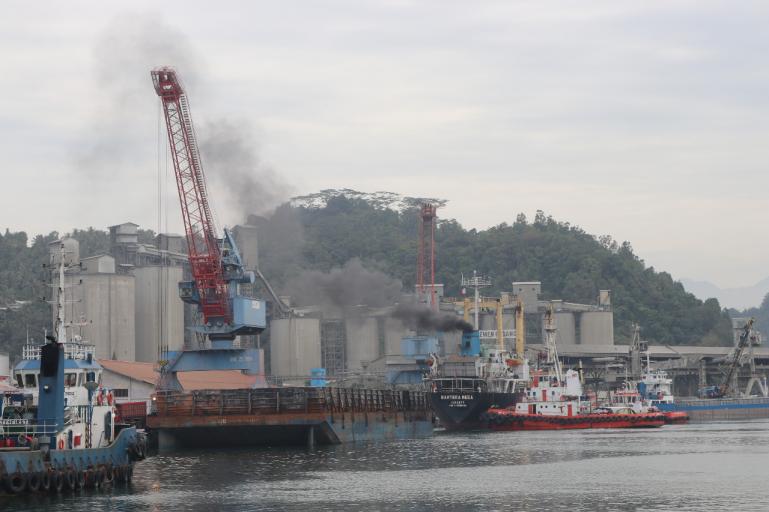 Pelabuhan Teluk Bayur dalam sebuah aktifitas bongkar muat. (Foto : Dok. IPC Teluk Bayur)