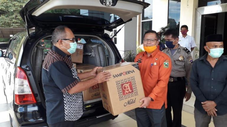 Is Prima Nanda saat serahkan bantuan APD dan lainnya bagi Gugus Tugas Covid-19 Kabupaten Solok, Rabu (29/4). (Foto : Istimewa)