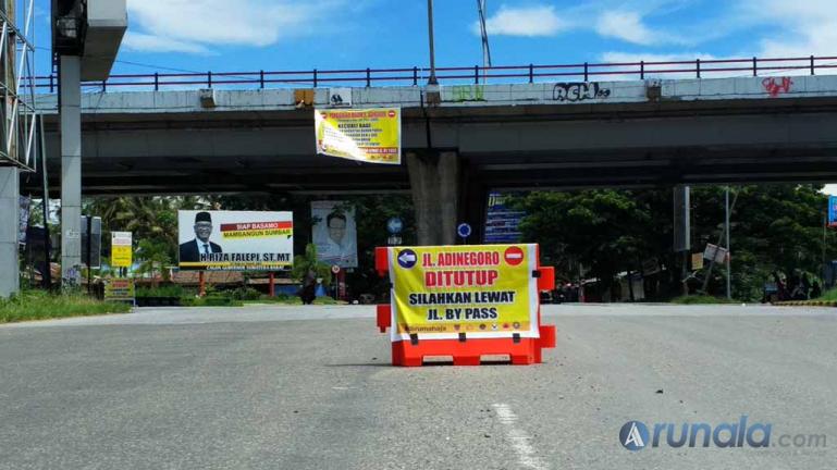 Pengalihan pintu masuk kota padang bagi kendaraan ke arah jalan bypass. (Foto : MN)