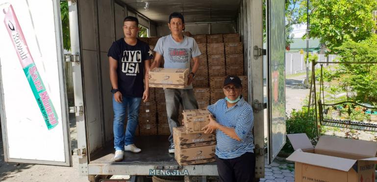 Ketua DPW PPP Sumbar Hariadi mengecek langsung bahan pokok yang akan diserahkan kepada masyarakat terdampak Covid-19.(Foto : Istimewa)
