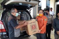 Bersama Melawan Penyebaran Covid-19: Is Prima Nanda Serahkan Paket APD ke Pemkab Solok