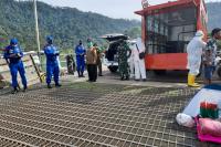 Tim Satgas Covid Matra Laut Sumbar bersiap mengevakuasi 51 penumpang KMP Ambu-Ambu untuk jalani isolasi, Jumat pagi (22/5). (Dok : Satgas Covid Matra Laut Sumbar)