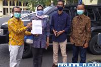 Amnasmen bersama kuasa hukumnya usai buat laporan pengaduan polisi di Mapolda Sumbar, Sabtu (16/5). (Foto : Amz)