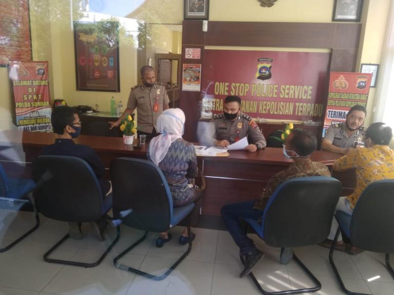 Ketua KPU Sumbar Amnasmen dan tim kuasa Hukumnya saat melapor ke SPKT Mapolda Sumbar, Sabtu siang (16/5). (Dok : Istimewa)