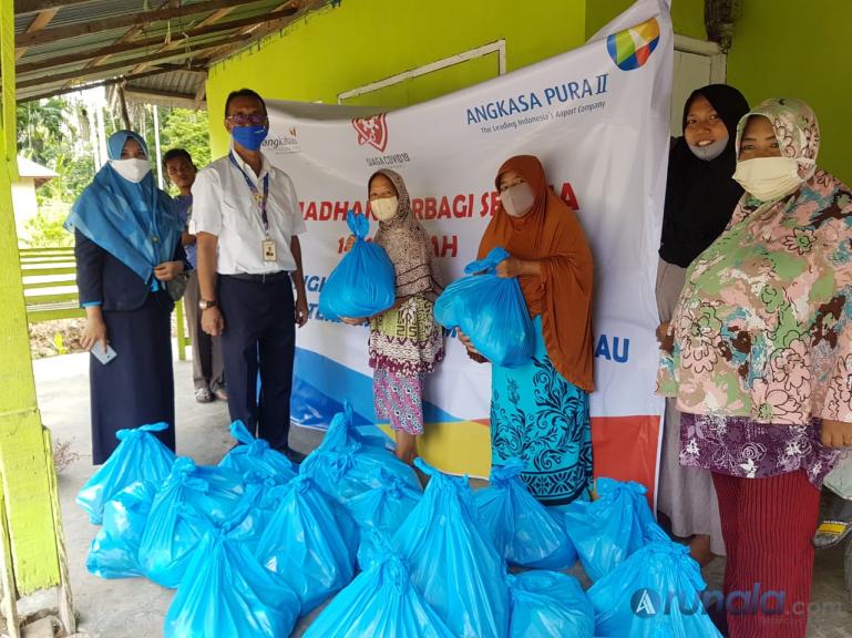 Firman Eri saat serahkan paket sembako kepada masyarakat sekitar bandara BIM yang terdampak Covid-19, Rabu (20/5). (Foto : Amz)