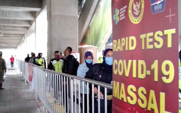 Warga tengah menunggu giliran ikuti rapid test massal di MRT Blok M, Jakarta, Sabtu (9/5). (Dok : Istimewa)