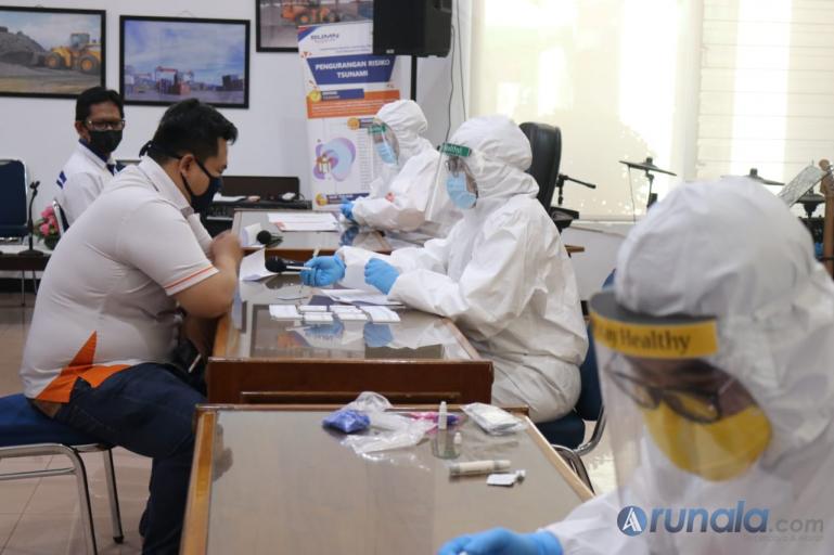 Karyawan IPC Teluk Bayur Jalani proses rapid test guna antisipasi penyebaran Covid-19 di pelabuhan, Senin (4/5). (Foto : Amz)