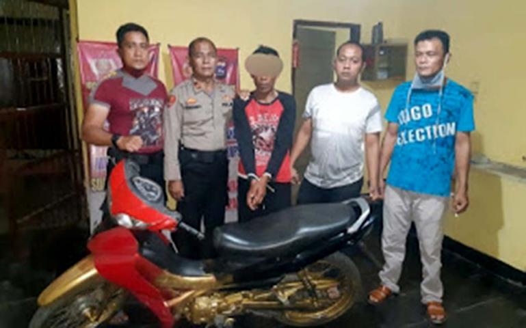 Tersangka 'AS' bersama barang bukti curiannya di Mapolsek Kota Solok, Sabtu (30/5). (Dok :Istimewa)