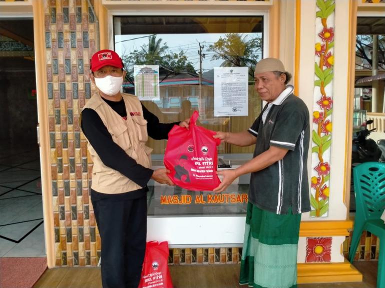 Kader PDIP Sumbar melalui saat serahkan paket Lebaran pada salah seorang Da'i dalam program PDIP Peduli, Jumat (23/5). (Dok : Istimewa)