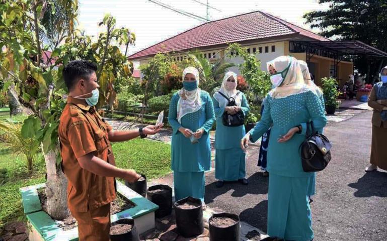 Istri Wako Pariaman Lucyanel Arlym motivasi masyarakat soal manfaat ketahanan pangan, Jumat (1/5). (Dok : Istimewa)