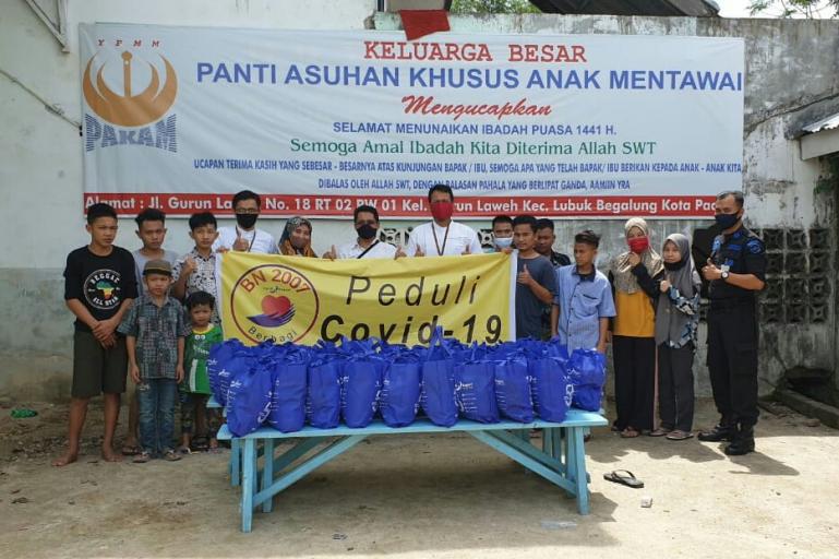 Perwakilan karyawan Bank Nagari angkatan 2007 M Riza Harry Susanto, Ulfadri dan Sadella saat menyerahkan bantuan ke Panti Asuhan Mentawai. (Dok : Istimewa)