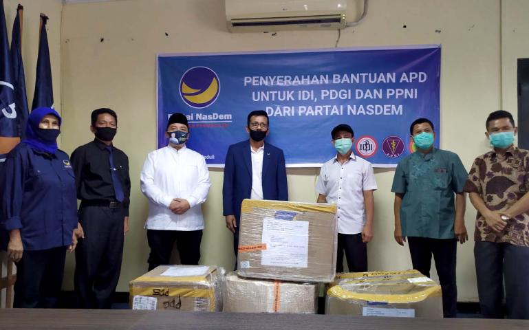 Sekretaris DPW NasDem Sumbar Musmaizer saat serahkan bantuan APD kepada pihak PPNI Sumbar, Jumat (8/5). (Foto : Amz)