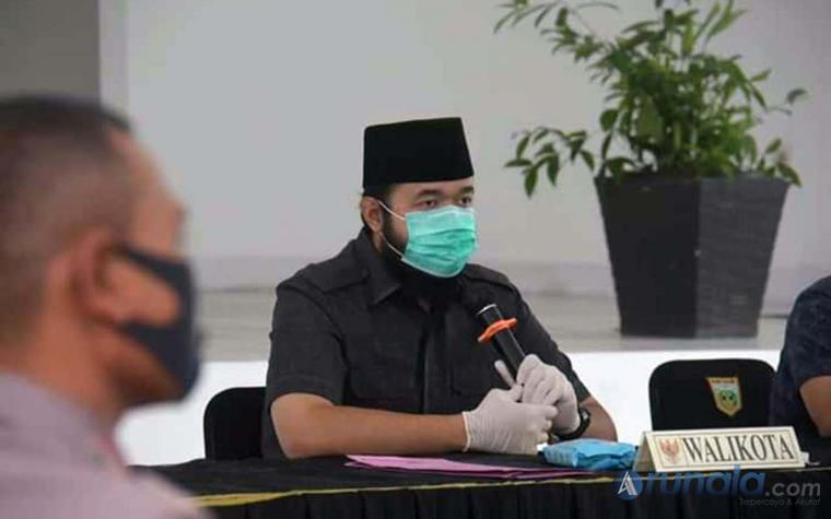 Wali Kota Fadli Amran saat pimpin rapat bersama tim gugus tugas Covid membahas perpanjang penerapan PSBB di Kota Padang Panjang, Selasa (19/5). (Dok : Istimewa)