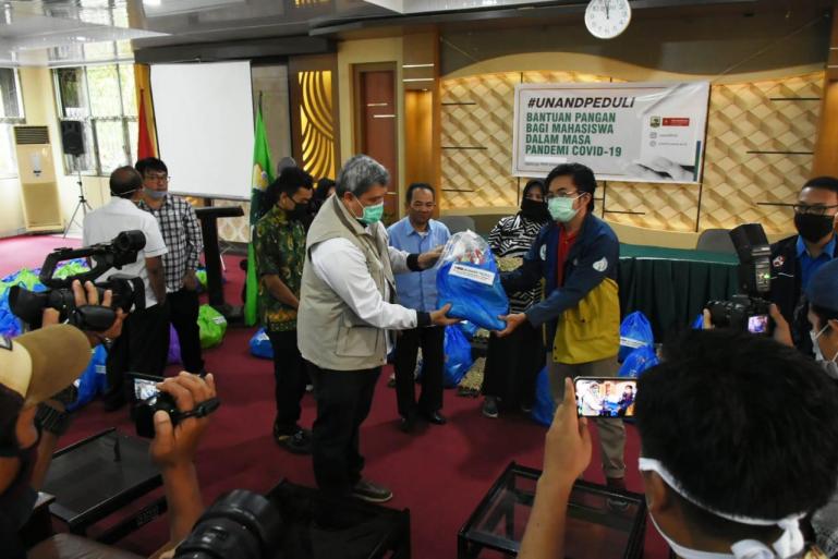 Pembantu Rektor Unand, Insannul Kamil serahkan paket Sembako untuk mahasiswa yang tidak pulang kampung saat wabah Covid-19, Senin (18/5) (foto: dok/hms-und)
