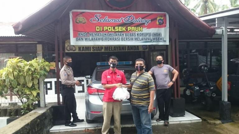 Kader PDIP Sumbar bagikan nasi bungkus kepada petugas jaga di salah satu PosKetupat Singgalang 2020 di Kota Padang, Senin (4/5). (Dok : Istimewa)