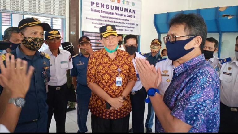 Gubernur Irwan Prayitno memeriksa kesiapan pihak ASDP di Pelabuhan Bungus terkait pencegahan Covid-19, Minggu (3/5). (Dok: Istimewa)