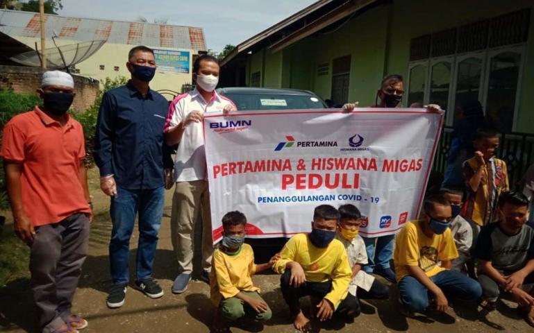 PT Pertamina Sumbar bersama Hiswana Migas saat santuni para anak yatim jelang Lebaran, Kamis (21/5). (Dok : Istimewa