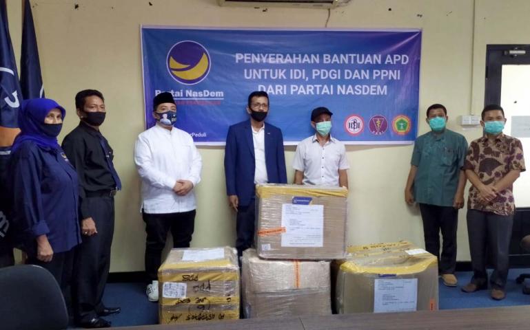 Sekretaris DPW NasDem Sumbar Musmaizer saat serahkan bantuan APD kepada pihak PPNI Sumbar, Jumat (8/5). (Foto : Amz)
