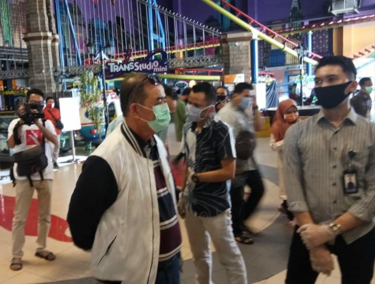 Wakil Gubernur Sumbar Nasrul Abit saat meninjau pusat ritel di Sumbar jelang penerapan New Normal, Jumat (29/5). (Dok : Istimewa)