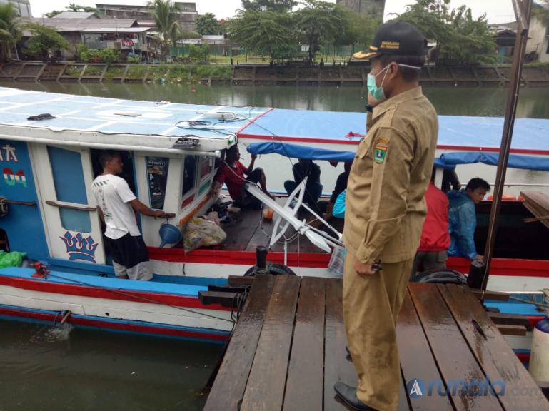 Kadis DKP Sumbar Yosmeri bersama tim Satgas Matra Laut menghentikan kapal nelayan yang dicurigai akan bawa penumpang ke Mentawai, Minggu pagi (17/5). (Foto : Amz)