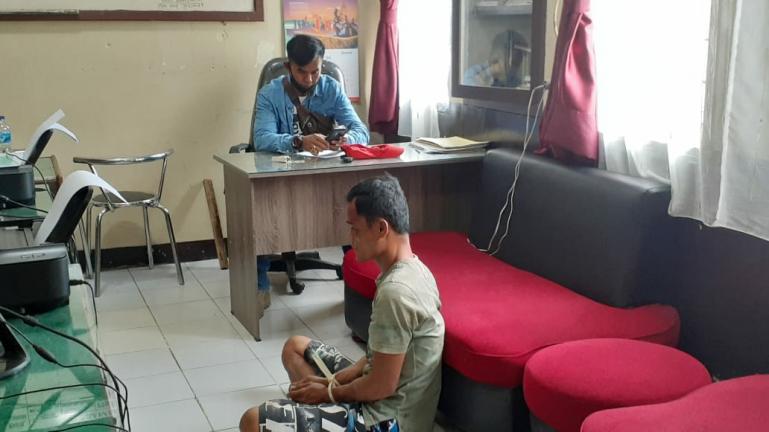 Pelaku 'HI' saat jalani proses pemeriksaan di Mapolsek Sungai Rumbai, Kabupaten Dharmasraya, Sabtu (16/5). (Dok : Istimewa)