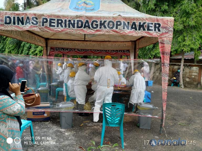 Para petugas dari Gugus Tugas Penanganan Covid-19 Kota Sawahlunto bersiap lakukan swab massal pada warga di kota itu, Minggu (17/6). (Foto : Dyz)