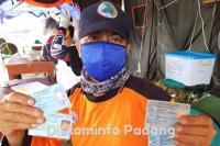 Petugas Pos Protek Anak Aia memperlihtkan KTP atau SIM warga pendatang yang ingin masuk Kota Padang, Minggu (10/5). (Dok : Diskominfo Padang)