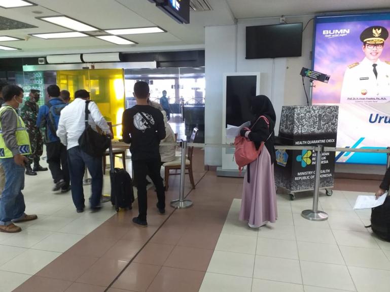 Calon penumpang menunjukkan kelengkapan dokumen perjalanan yang dibutuhkan kepada petugas di bandara. (Foto : Dyz)