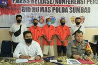 Direskrimsus Polda Sumbar, AKBP Arly Jembar Jumhana, didampingi Kabid Humas Polda Sumbar Kombes Pol Satake Bayu Setianto ketika prescon zoom meet di Padang, Senin (18/5).(Dok : Istimewa)