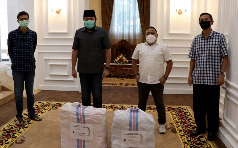 Perwakilan TOP100 Adrian Tuswandi dan Azreen saat serahkan bantuan APD kepada Wali Kota Padang Panjang Fadli Amran, Jumat sore (1/5).(Dok : Istimewa)