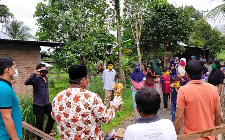 Wabup Padang Pariaman Suhatri Bur mendatangi warga Kecamatan 2 X 11 Kayu Tanam saat akan serahkan sembako, Sabtu (2/5). (Dok : Istimewa)