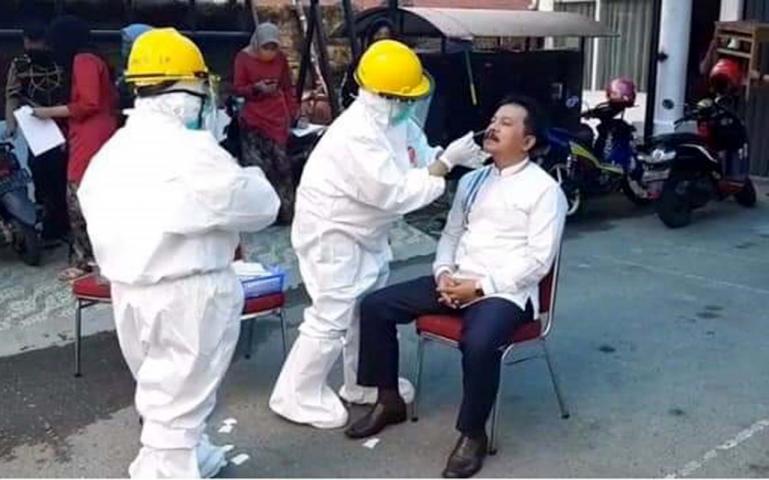 Wakil Wali Kota, Padang Panjang, Asrul diambil sampel Swab oleh tim medis kota setempat, Minggu siang (10/5). (Dok : Kominfo Kota Padang Panjang)