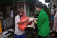 Sisir Daerah Purus, Korem Bagikan Paket Sembako