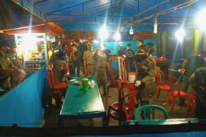 Upaya Pemko Solok Tekan Penyebaran Covid: Tim Satgas Gabungan Sita Kursi dan Tikar Pedagang Makanan