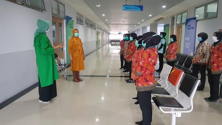 Deby Sandra bersama anggota Komite PPI RS Dr M Djamil Padang saat sosialisasi Hidup Sehat Atasi Covid dengan cara cuci tangan kepada petugas rumah sakit setempat, Jumat (5/6) lalu. (Dok : Istimewa)