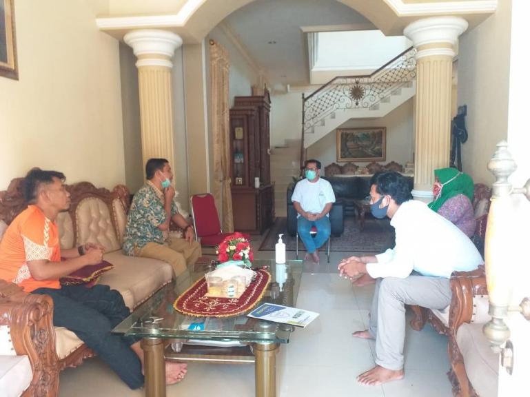 Urusan alumni dan pengurus Sispala Smandoe saat berdialog denganKetua Umum DPP IKASMA 2 Padang Eva Decroli, Senin (8/6). (Dok : Istimewa)