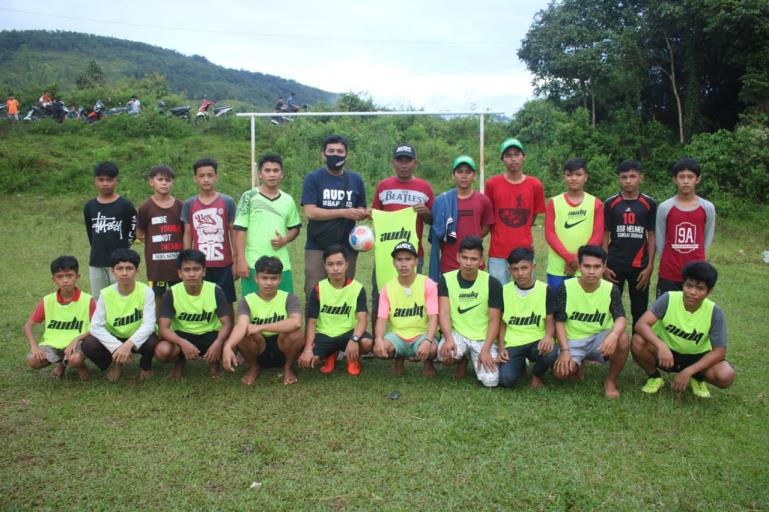 Koordinator Barajo,Andre Septian serahkan bantuan Audy untuk perlengkapan olahraga kepadaPemuda Nagari Sungai Durian, Sabtu (20/6). (Dok : Istimewa)