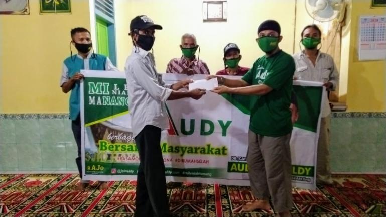 Tim Audy Joinaldy saat serahkan bantuan kepada pengurus Mushala Nurul Hikmah Sungai Loban, Kota Sawahlunto, Kamis (25/6) lalu. (Dok : Istimewa)