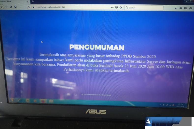 Lamanhttps://ppdbsumbar2020.idyang sempat error, ini membuat banyak calon peserta didik baru yang mengeluh karena sulit mendaftar, Senin (22/6). (Foto : Amz)