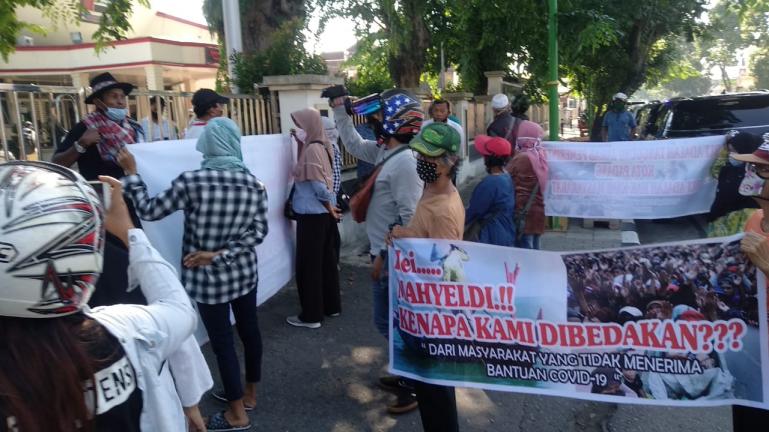 Belasan nelayan dari Kecamatan Koto Tangah, Padang saat sampaikan aspirasi mereka di depan Kantor DPRD Kota Padang, Senin (15/6). (Foto : Can)