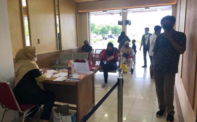 Calon penumpang yang akan berangkat menjalani rapid test yang disediakan pihak BIM, Jumat (12/6).(Dok : Istimewa)