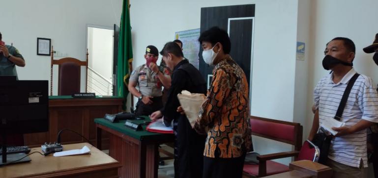 Terdakwa Muzni Zakaria saat akan dibawa ke Lapas Muaro Padang, usai persidangan, Rabu (16/6). (Dok : Istimewa)