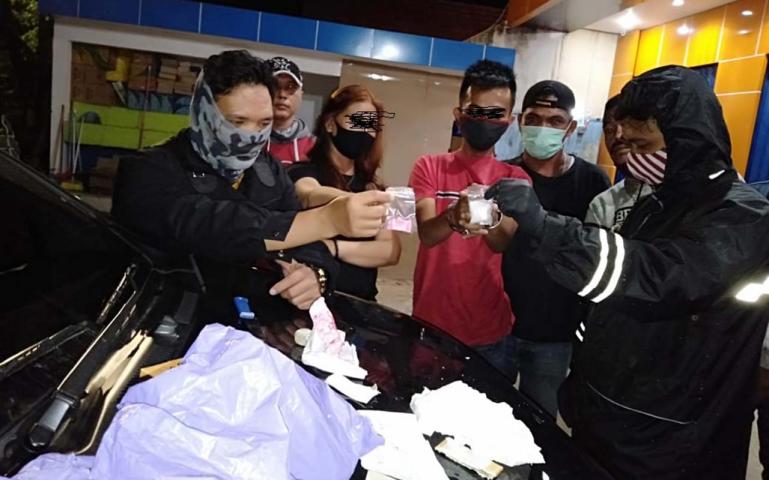 Tersangka dikawal petugas yang menangkap menunjukan barang bukti sabu-sabu ke penyidik, di Polres Payakumbuh, Jumat (5/6). (Dok : Polres Payakumbuh)