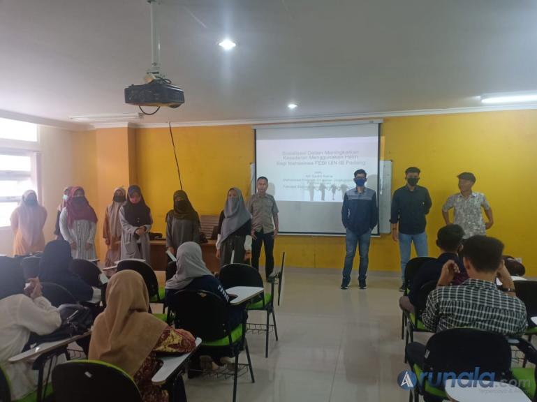 Alfi Syukri Rama bersama tim saat edukasi mahasiswa FEBI UIN IB Padang, soal kesadaram penggunaan helm bagi pemotor, Kamis siang (4/6). (Foto : Amz)