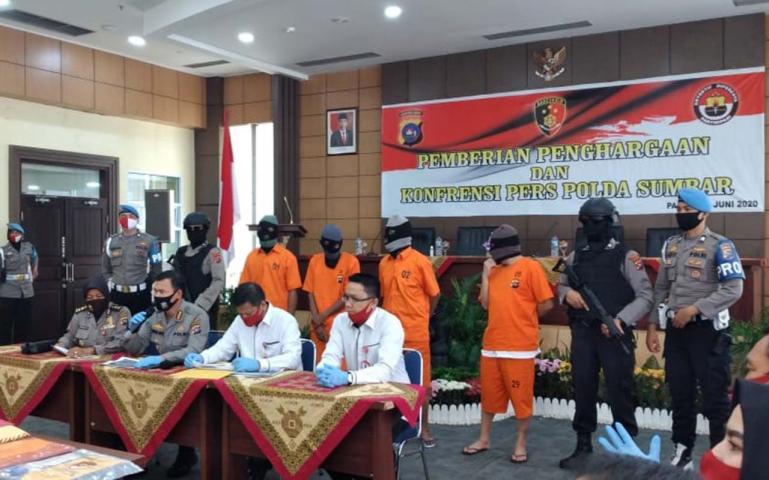 Empat tersangka mafia sindikat jual beli tanah diringkus Jajaran Polda Sumbar. (Dok : Istimewa)