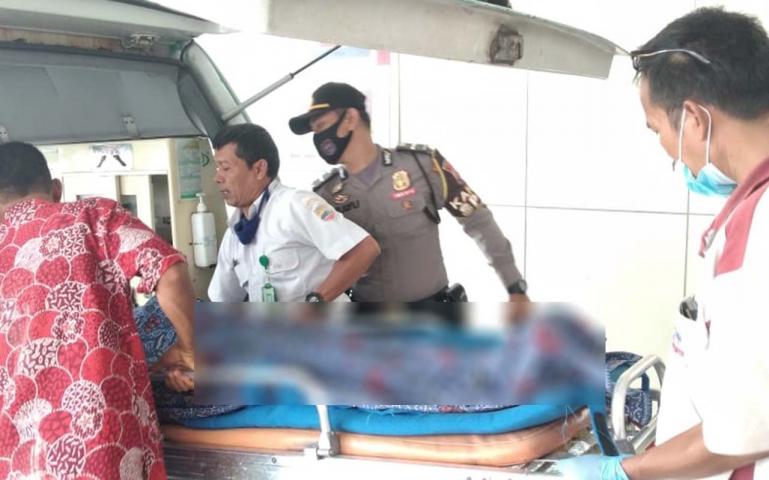 Korban saat akan dibawa petugas dari RST Dr Reksodiwiryo Ganting ke RS Bhayangkara untuk lakukan autopsi, Selasa (30/6). (Dok : Istimewa)