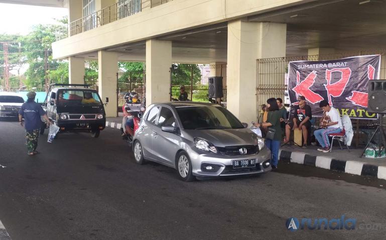 Para anggota KPJ Sakato Sumbar gelar aksi peduli dalam menggalang dana untuk membantu rekan mereka dan masyarakat yang terdampak Covid, di Jalan Samudera Padang, Kamis (4/6). (Foto : Amz)