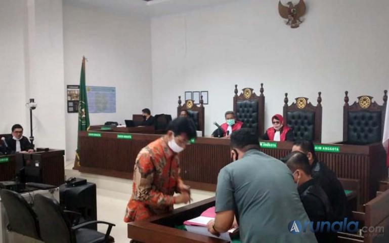 Terdakwa Muzni Zakaria usai jalani sidang pertama di Pengadilan Negeri Klas 1A Padang, Rabu (10/6). (Foto : Can)