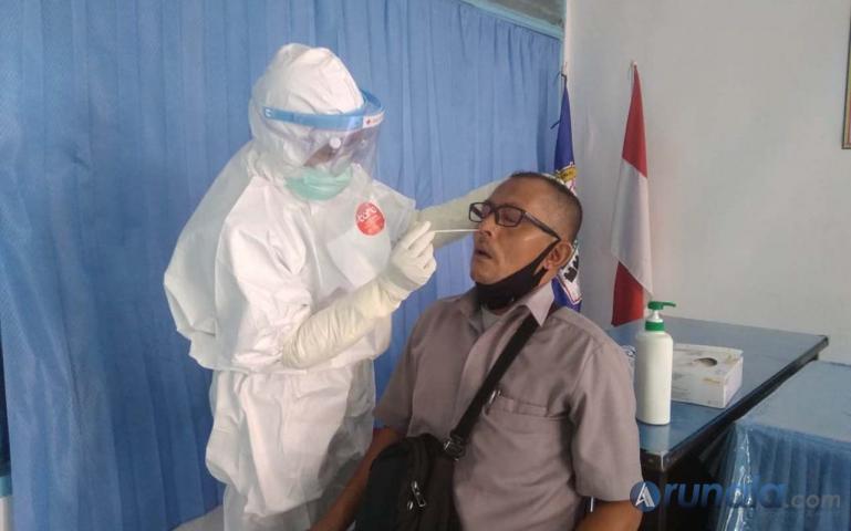 Salah seorang anggota Organda Sumbar jalani uji Swab yang diadakan Organda Sumbar, Selasa (23/6). (Foto : Dyz)