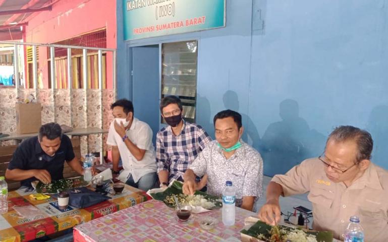 Ketua Fraksi Gerindra di DPRD Sumbar, Hidayat saat bersama masyarakat dan anggota IWO Sumbar saat lakukan reses sidang kedua tahun 2020, Senin (29/6). (Dok : Istimewa)
